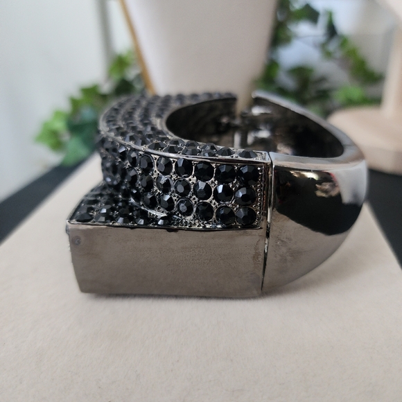 Unique Gunmetal Asymmetrical Crystal Statement Clamper Hinge Bracelet - Picture 3 of 13